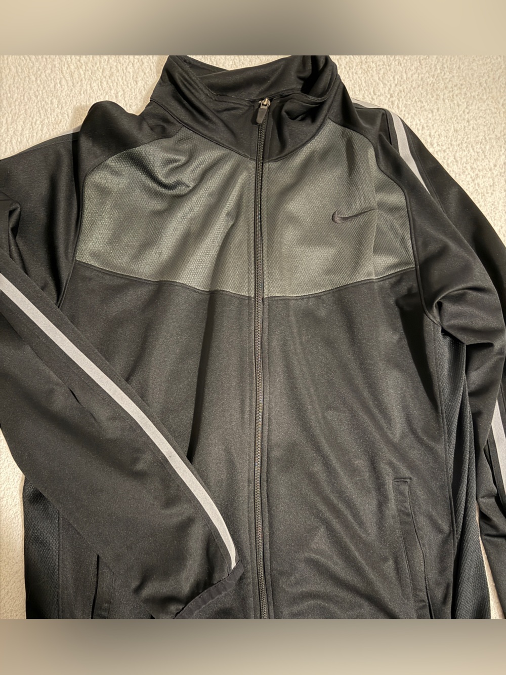 nike men’s light weight front zipper jacket large size